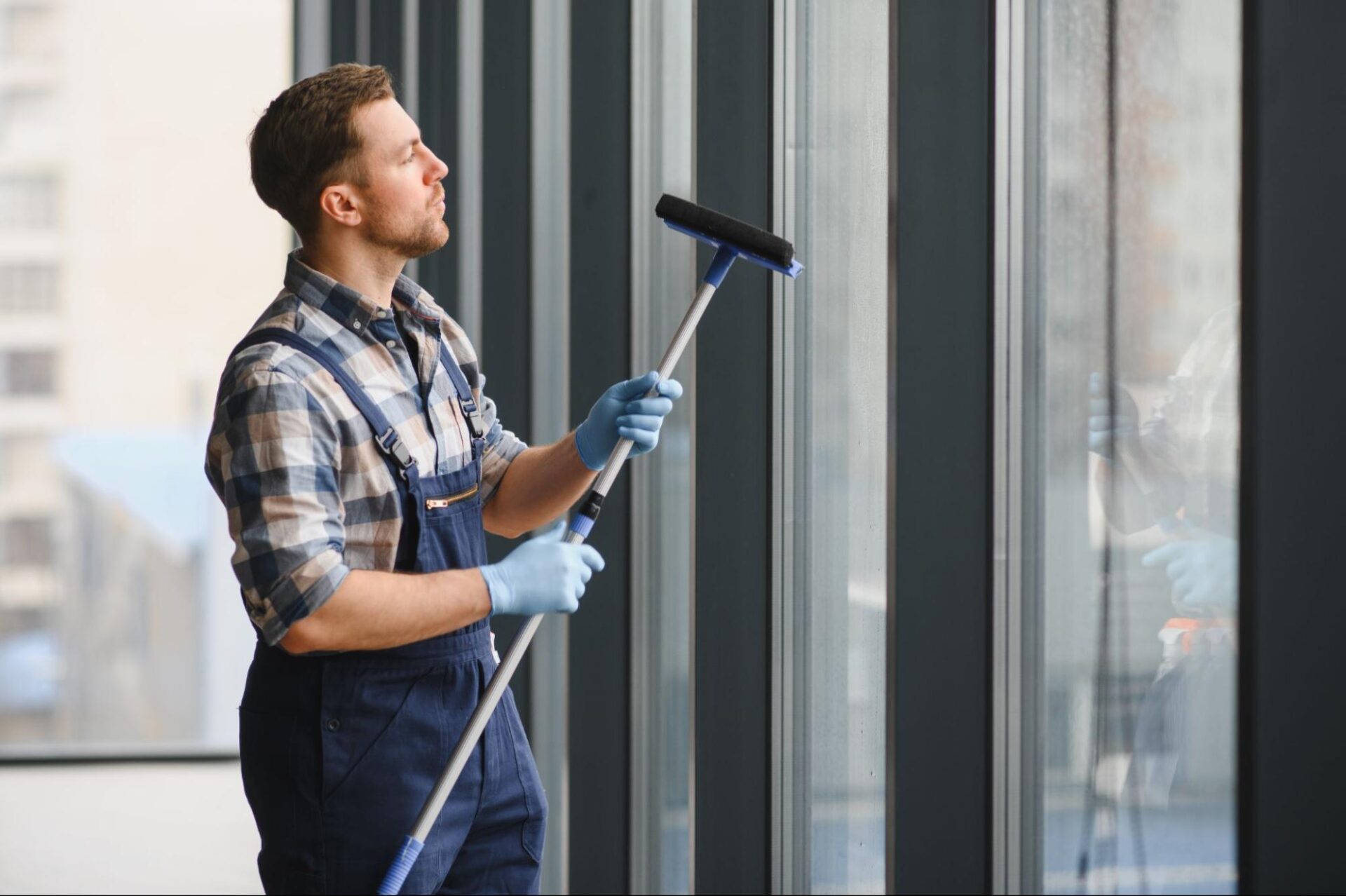 Professional Window Washing vs DIY: Which Wins in San Clemente?
