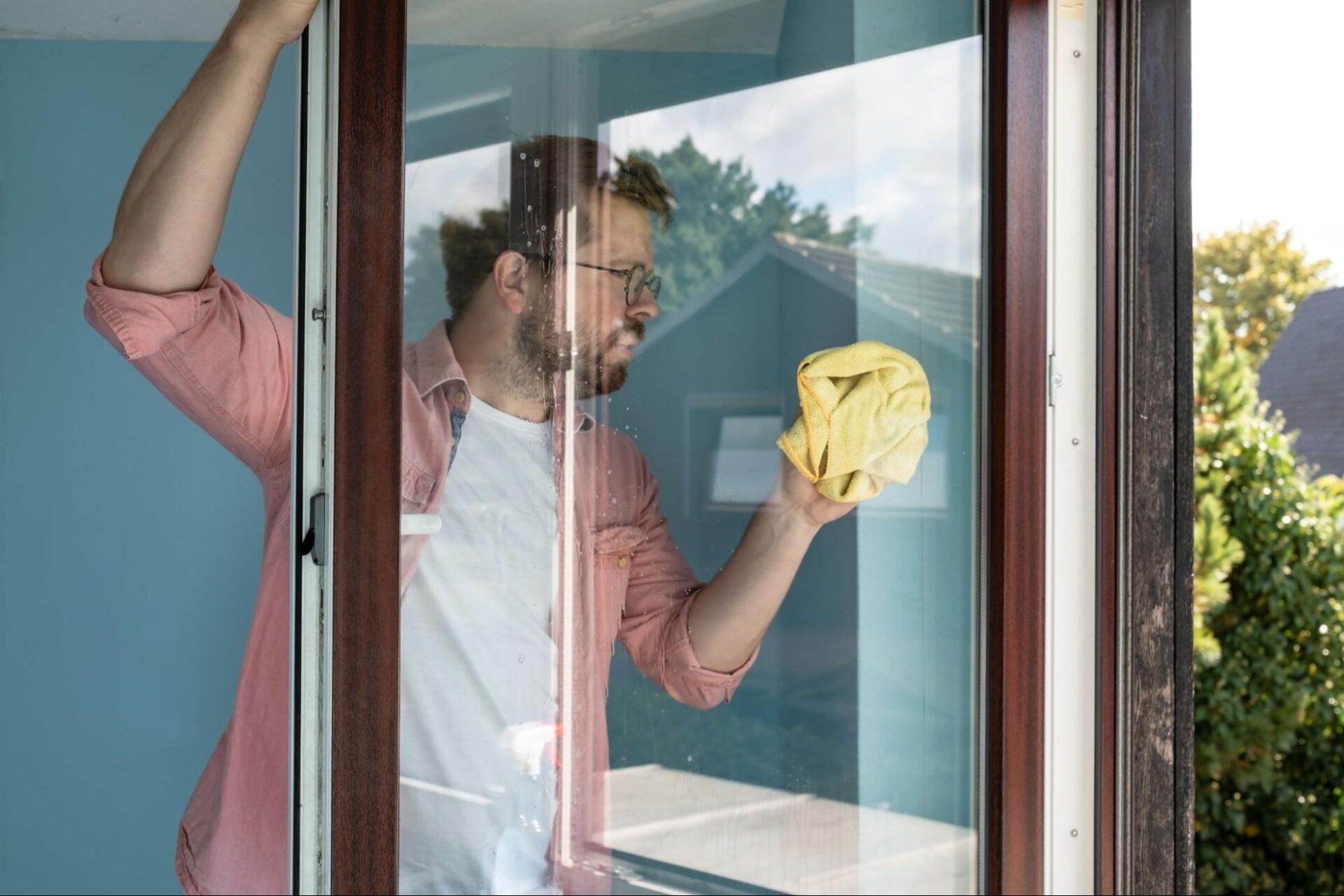 DIY Window Cleaning Techniques for Sparkling Glasses in San Clemente